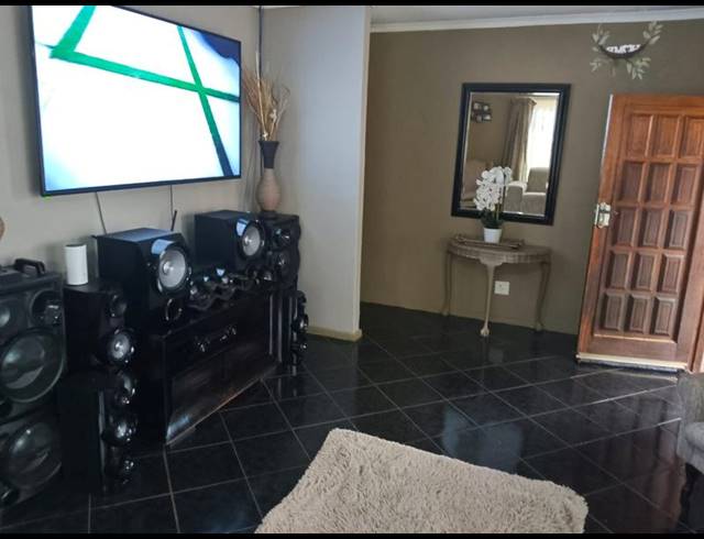 3 BEDROOM PROPERTY TO RENT IN HELIKONPARK